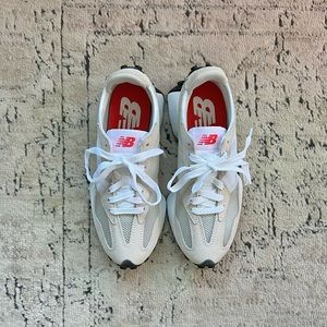 *SOLD* NWT New Balance 327 RARE Colour